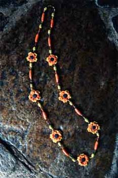 q_necklace_flowers